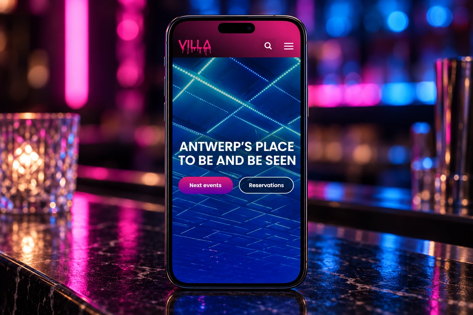 Het websiteontwerp in een nieuwe mobiele presentatie.