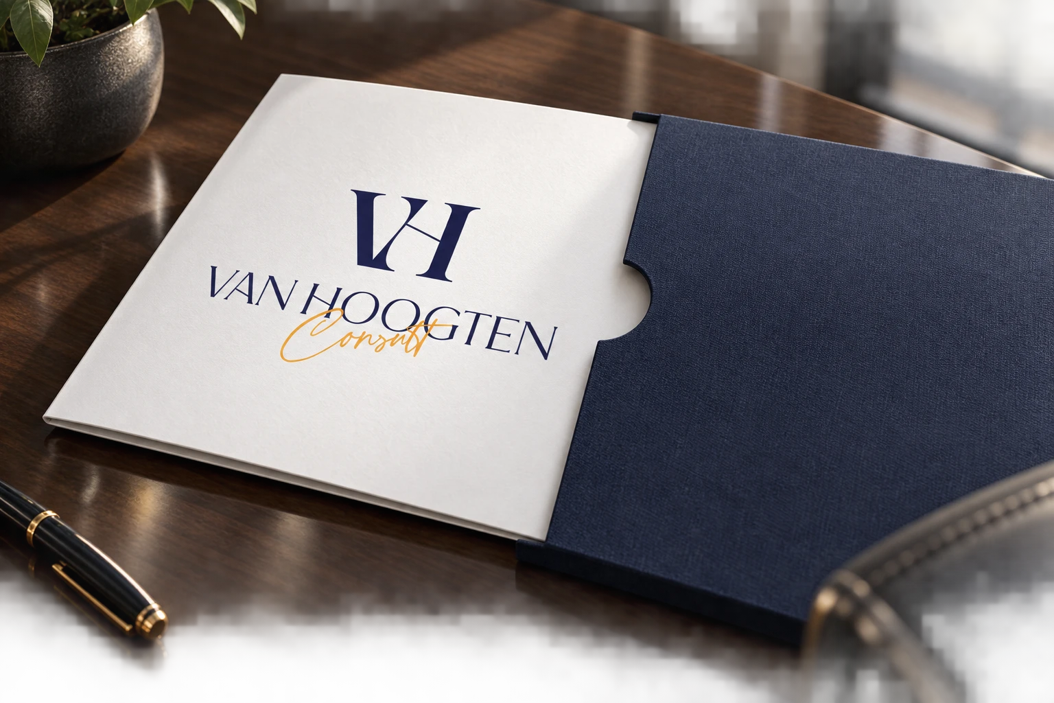 Presentatiemap met blauwe omslag.