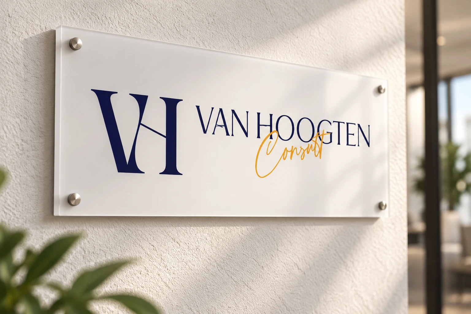 Het horizontale logo op een gevelplaat.