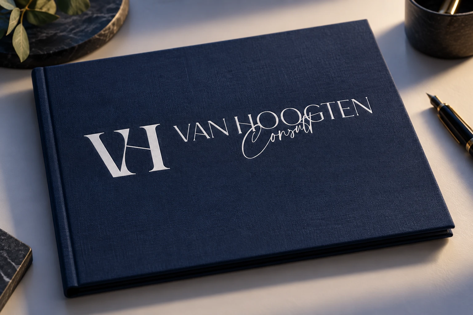 Witte logotoepassing op een blauwe map.