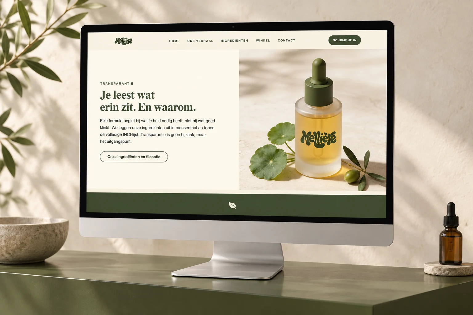 Het websiteontwerp van Mellière op een desktopmonitor in een geënsceneerde skincare-setting