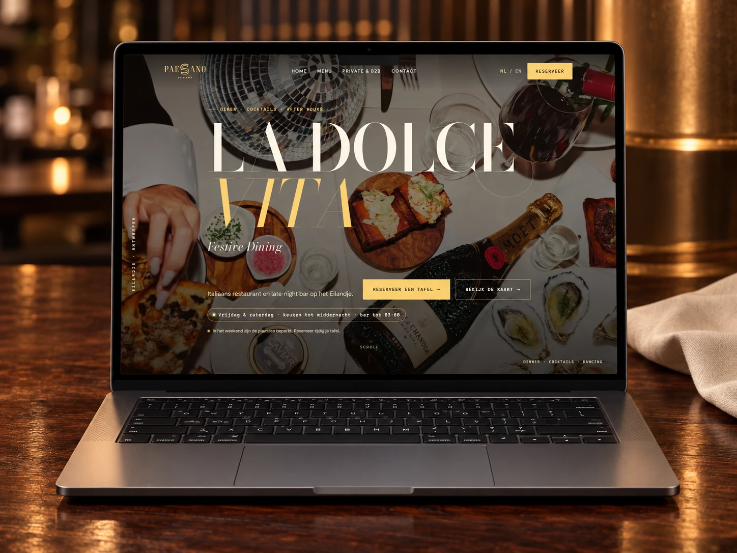 Paesano Antwerp: het webdesign in een nieuwe presentatie op een warme houten restaurantbalie